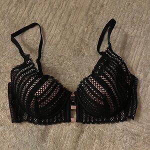 NWOT 𝑽𝒊𝒄𝒕𝒐𝒓𝒊𝒂 𝑺𝒆𝒄𝒓𝒆𝒕 𝐿𝑖𝑛𝑒𝑑 𝑃𝑙𝑢𝑛𝑔𝑒 Bra